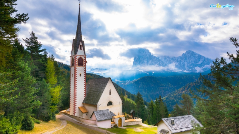 โบสถ์หัวหอมสีแดง Ortisei