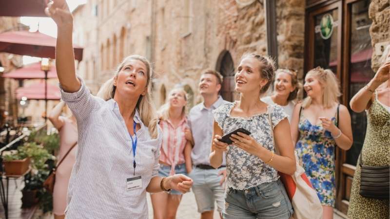 "8 ข้อดี" เที่ยวกับบริษัททัวร์ คิดให้ชัวร์ ก่อนตัดสินใจ 6 การท่องเที่ยวแบบมีไกด์ได้ความรู้ตลอดการเดินทาง