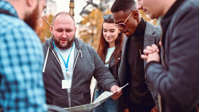 "8 ข้อดี" เที่ยวกับบริษัททัวร์ คิดให้ชัวร์ ก่อนตัดสินใจ 7 การท่องเที่ยวโดยมีหัวหน้าทัวร์คอยดูแล