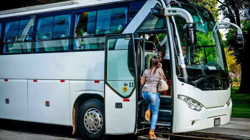 "8 ข้อดี" เที่ยวกับบริษัททัวร์ คิดให้ชัวร์ ก่อนตัดสินใจ 9 รถบัสอำนวยความสะดวกเมื่อเดินทางกับทัวร์