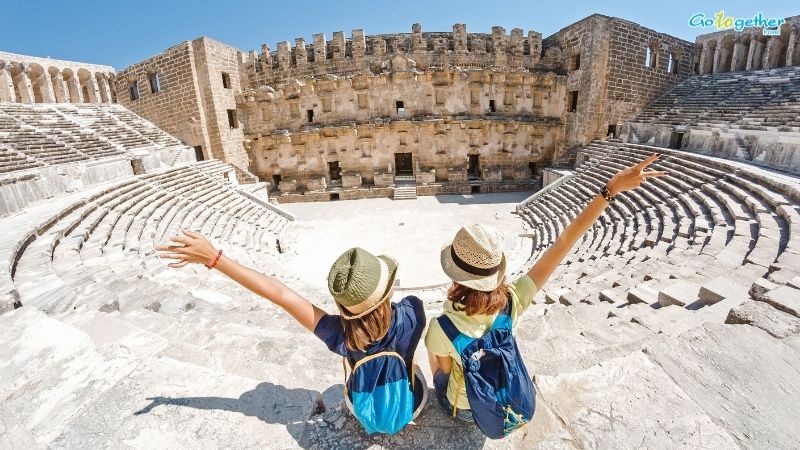 อิสตันบูล (Istanbul) 25 เหตุผลต้องไป! เมืองสองทวีปสุดขลัง ที่คุณจะหลงรักใน 7 วัน 7 นักท่องเที่ยวเยี่ยมชมโรงละครโบราณในเมืองอันทาเลียใกล้อิสตันบูล