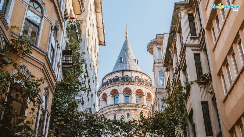 อิสตันบูล (Istanbul) 25 เหตุผลต้องไป! เมืองสองทวีปสุดขลัง ที่คุณจะหลงรักใน 7 วัน 19 มุมมองหอคอยกาลาตาจากถนนแคบใจกลางอิสตันบูล