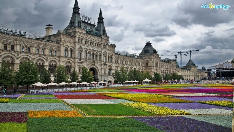 จัตุรัสแดง รัสเซีย เจาะลึกประวัติแลนด์มาร์กระดับโลกแห่งยุโรปตะวันออก 6 ห้าง GUM มอลล์สุดหรูในจัตุรัสแดง พร้อมลานดอกไม้สวยงามหน้าอาคาร