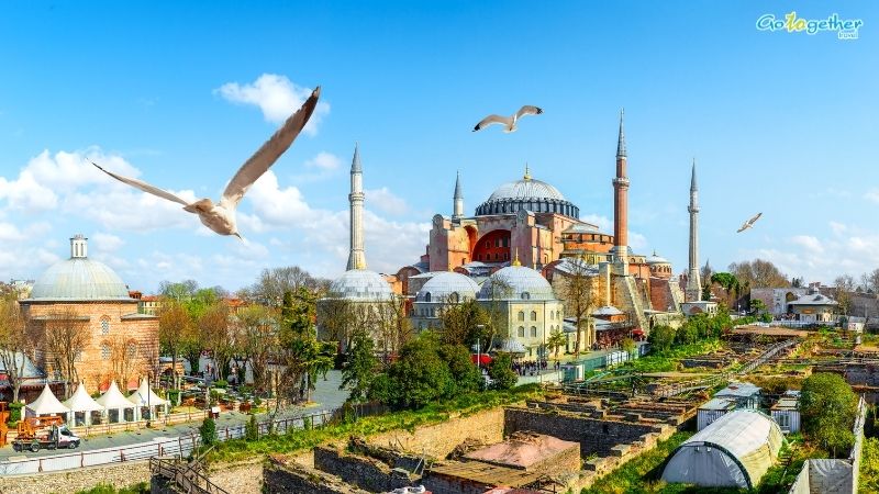 อิสตันบูล (Istanbul) 25 เหตุผลต้องไป! เมืองสองทวีปสุดขลัง ที่คุณจะหลงรักใน 7 วัน 14 ฮาเกียโซเฟียในอิสตันบูลพร้อมฝูงนกบินกลางท้องฟ้า