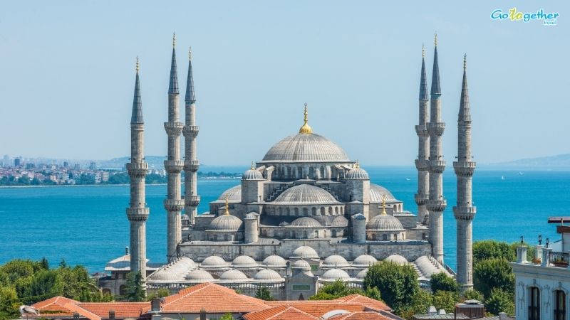 อิสตันบูล (Istanbul) 25 เหตุผลต้องไป! เมืองสองทวีปสุดขลัง ที่คุณจะหลงรักใน 7 วัน 12 มัสยิดสุลต่านอาห์เมต หรือบลูมอสก์ในอิสตันบูลพร้อมวิวทะเล