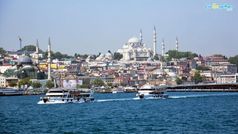 อิสตันบูล (Istanbul) 25 เหตุผลต้องไป! เมืองสองทวีปสุดขลัง ที่คุณจะหลงรักใน 7 วัน 20 เรือเฟอร์รี่แล่นในช่องแคบบอสฟอรัสอิสตันบูลพร้อมฉากหลังมัสยิด