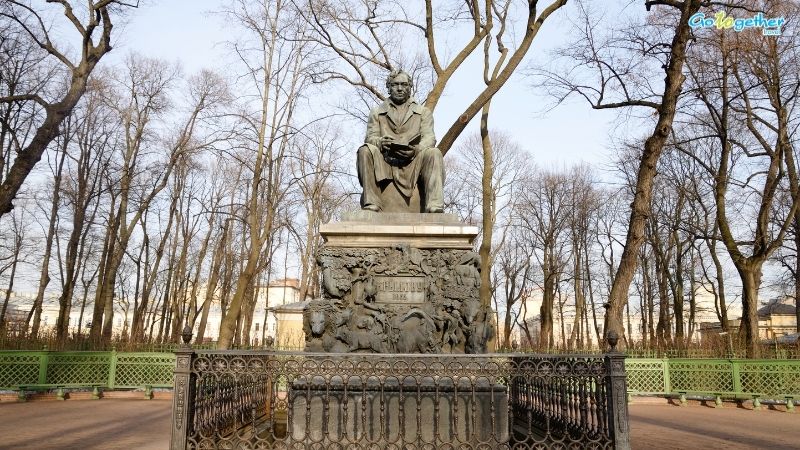 จัตุรัสแดง รัสเซีย เจาะลึกประวัติแลนด์มาร์กระดับโลกแห่งยุโรปตะวันออก 7 อนุสาวรีย์ Ivan Krylov นักประพันธ์รัสเซียในสวนสาธารณะกรุงมอสโก