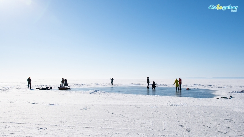 ทะเลสาบไบคาล (Lake Baikal) ทะเลสาบน้ำจืดเก่าแก่ ที่ลึกที่สุดในโลก!!! 8 นักท่องเที่ยวเดินบนผืนน้ำแข็งทะเลสาบไบคาล ไซบีเรีย ประเทศรัสเซีย