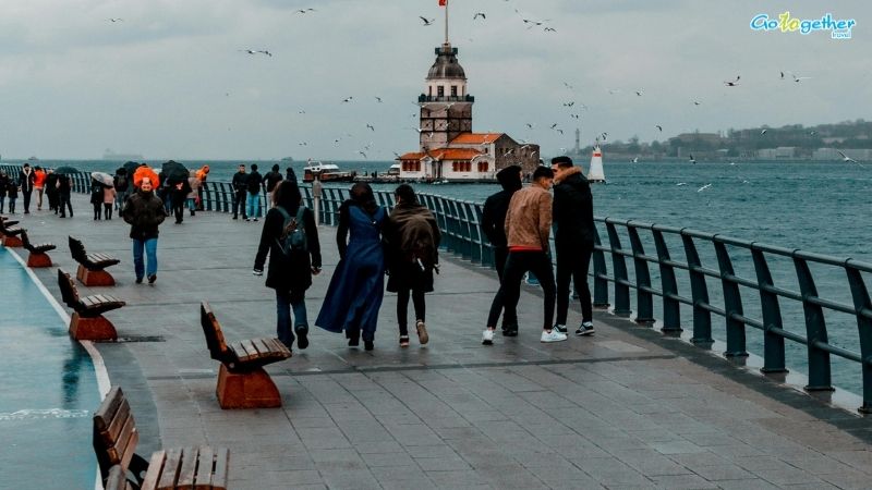 อิสตันบูล (Istanbul) 25 เหตุผลต้องไป! เมืองสองทวีปสุดขลัง ที่คุณจะหลงรักใน 7 วัน 24 หอคอยสาวงามกลางช่องแคบอิสตันบูลพร้อมทางเดินริมทะเล