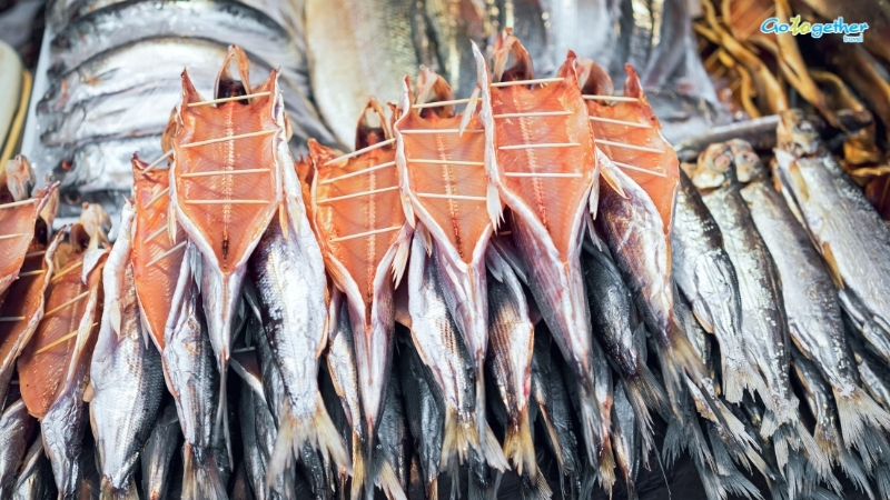 ทะเลสาบไบคาล (Lake Baikal) ทะเลสาบน้ำจืดเก่าแก่ ที่ลึกที่สุดในโลก!!! 23 ปลาตากแห้งโอมูล ขายตามตลาดท้องถิ่นใกล้ทะเลสาบไบคาล