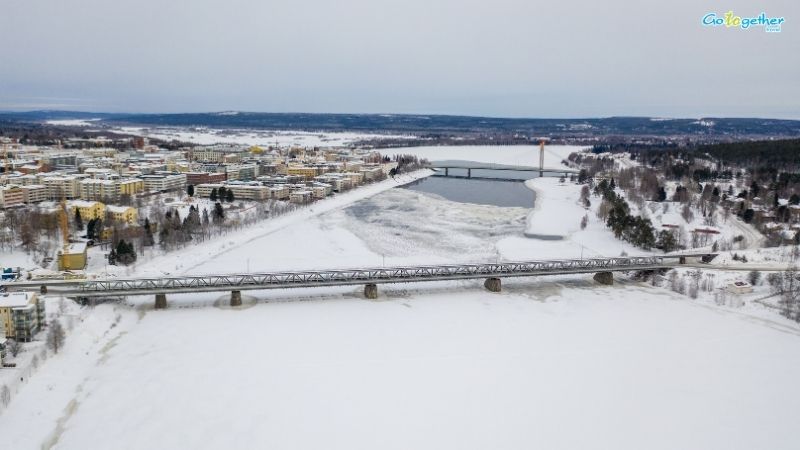 15 เหตุผลที่ต้อง “เที่ยวฟินแลนด์” สักครั้งในชีวิต 44 วิวเมือง Rovaniemi ฤดูหนาว จุดเริ่มต้นเส้นอาร์กติกเซอร์เคิล