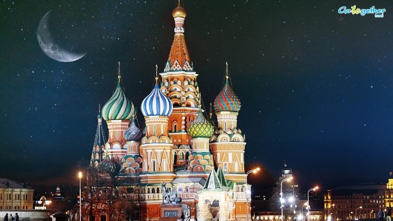 จัตุรัสแดง รัสเซีย เจาะลึกประวัติแลนด์มาร์กระดับโลกแห่งยุโรปตะวันออก 10 วิหารเซนต์บาซิลยามค่ำคืนที่จัตุรัสแดง สัญลักษณ์ของกรุงมอสโก
