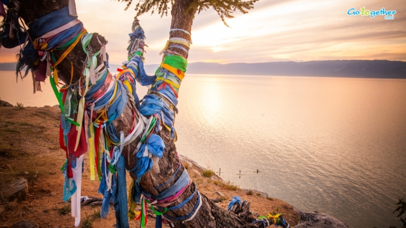 ทะเลสาบไบคาล (Lake Baikal) ทะเลสาบน้ำจืดเก่าแก่ ที่ลึกที่สุดในโลก!!! 14 ต้นไม้ศักดิ์สิทธิ์ผูกผ้าหลากสีริมทะเลสาบไบคาล ช่วงพระอาทิตย์ตก
