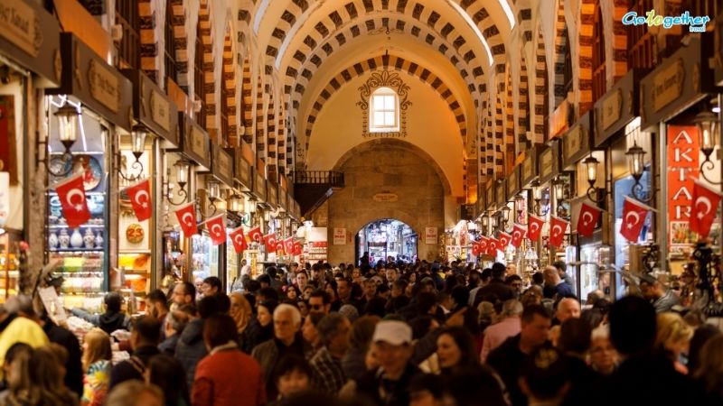 อิสตันบูล (Istanbul) 25 เหตุผลต้องไป! เมืองสองทวีปสุดขลัง ที่คุณจะหลงรักใน 7 วัน 17 ตลาดเครื่องเทศอิสตันบูลเต็มไปด้วยนักท่องเที่ยวและของฝาก